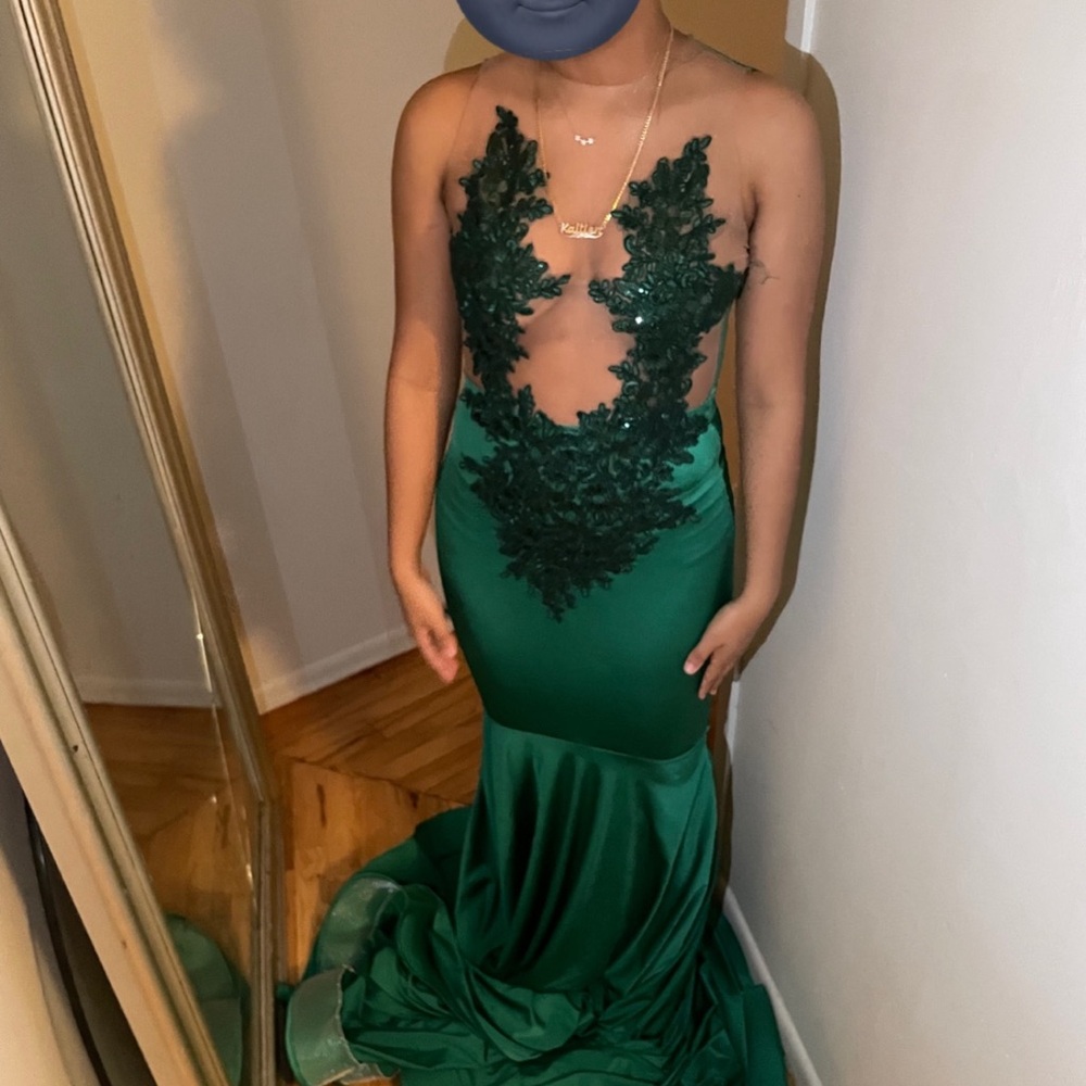 Green Plunge Neck Sleeveless Prom Gown